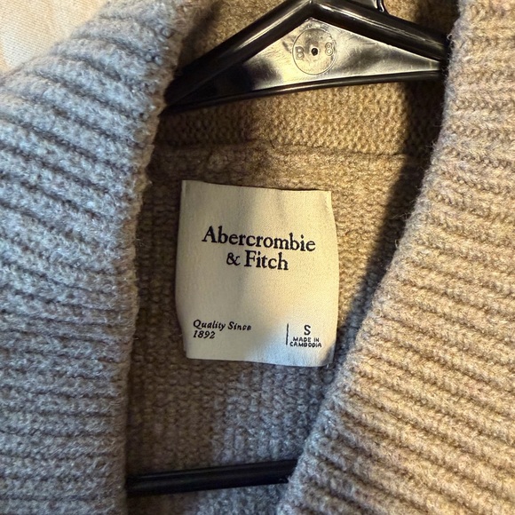 Abercrombie & Fitch Easy V-Neck Sweater - Picture 4 of 4